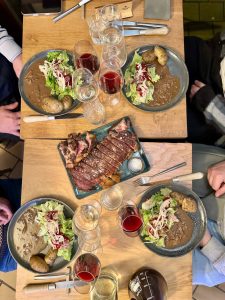 table + côte à l’os + ambiance conviviale