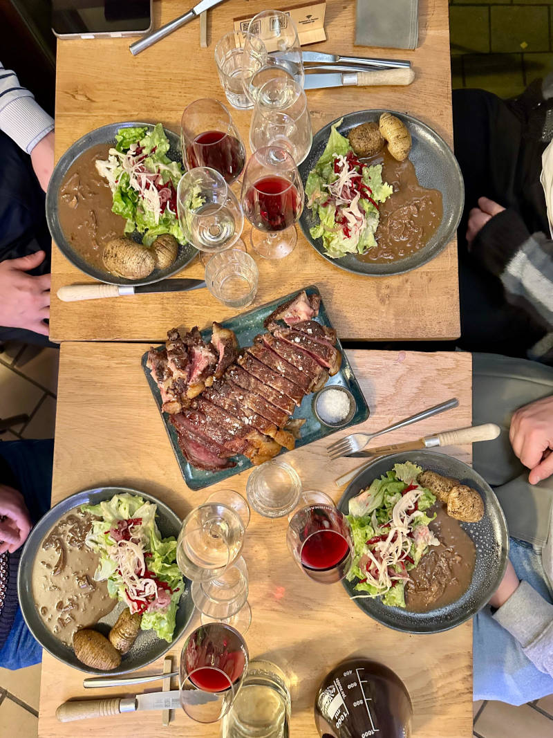 table + côte à l’os + ambiance conviviale